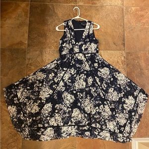 🌼 Gorgeous asymmetrical dress, pictures don’t do justice how beautiful it is